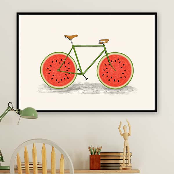 Ein Fahrrad mit Wassermelonenscheiben als Räder in einem schwarzen Schattenfugenrahmen in einem Raummilieu
