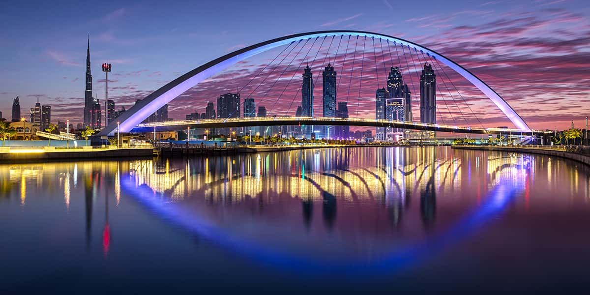 Die Tolerance Bridge in Dubai spiegelt sich im Wasser