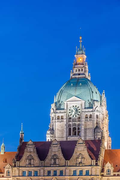 Der Turm des neuen Rathauses in Hannover zu blauen Stunde