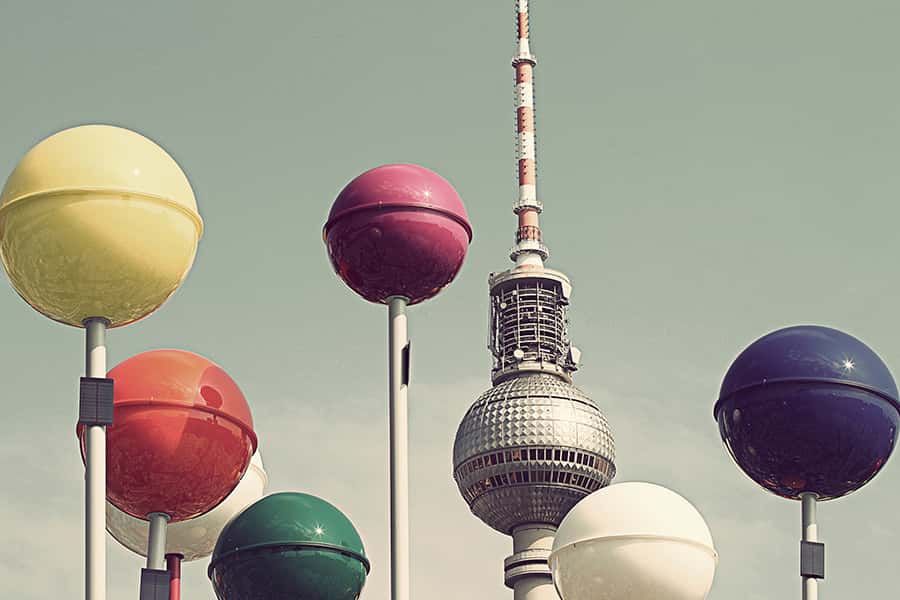 Bunte Kugeln vor dem Fernsehturm Funkturm Berlin