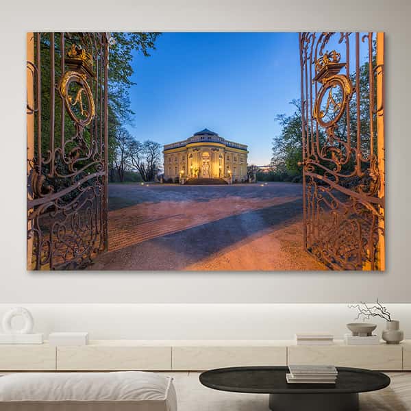 Das Tor zum Schloss Richmond öffnet sich dem Betrachter in einem Raummilieu