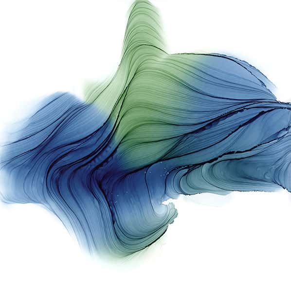 Blaue und grüne Alkoholtinen vermischen sich vor einem weißen Hintergrund