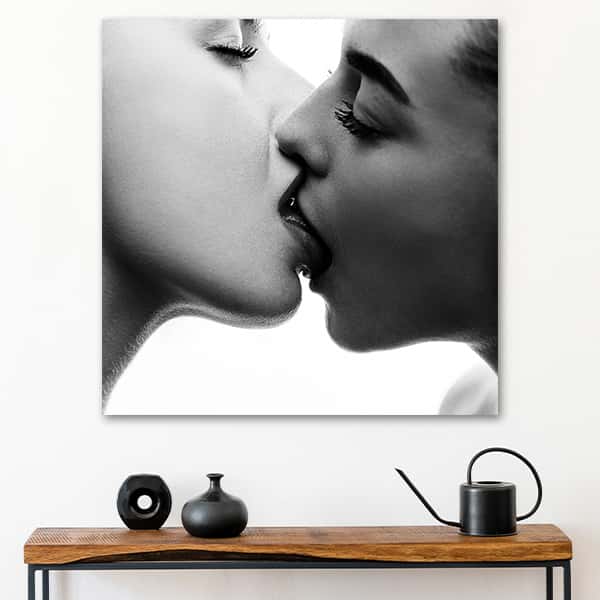 Zwei Frauen die sich sinnlich küssen in einem Raummilieu