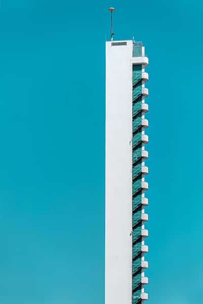 Schmaler Turm des Olympiastadions in Helsinki vor blauem Himmel