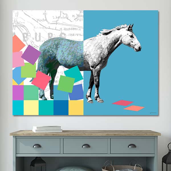 Stehendes Pferd vor Hintergrund mit bunten Quadraten und blaugrauer Farbe in einem Raummilieu