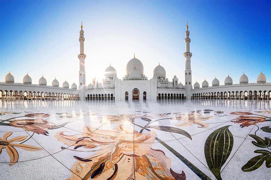 Frontalansicht der in weiß glänzenden Scheich-Zayid-Moschee in Dubai 