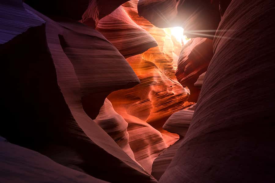 Die Sonne strahlt in die kleinste Ecke vom Antelope Canyon