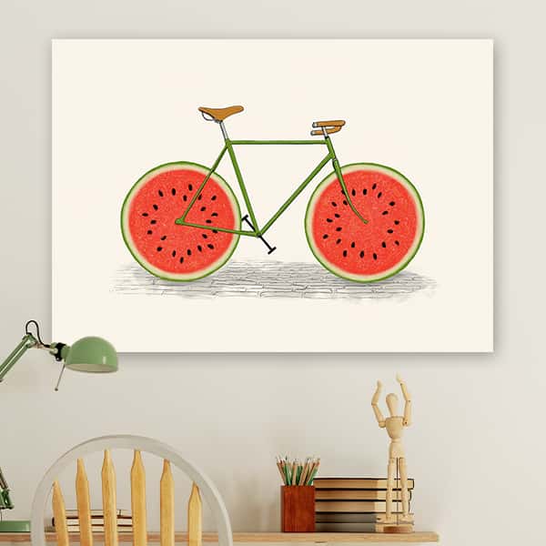 Ein Fahrrad mit Wassermelonenscheiben als Räder in einem Raummilieu