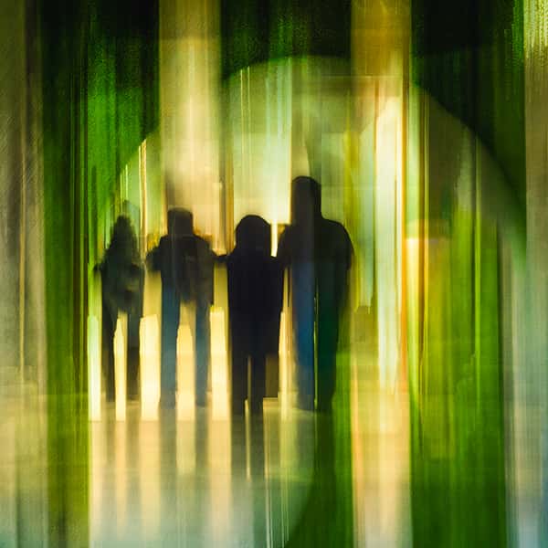 Eine Gruppe Menschen aufgenommen mit einer Langzeitbelichtung mit grünen Farbtönen 