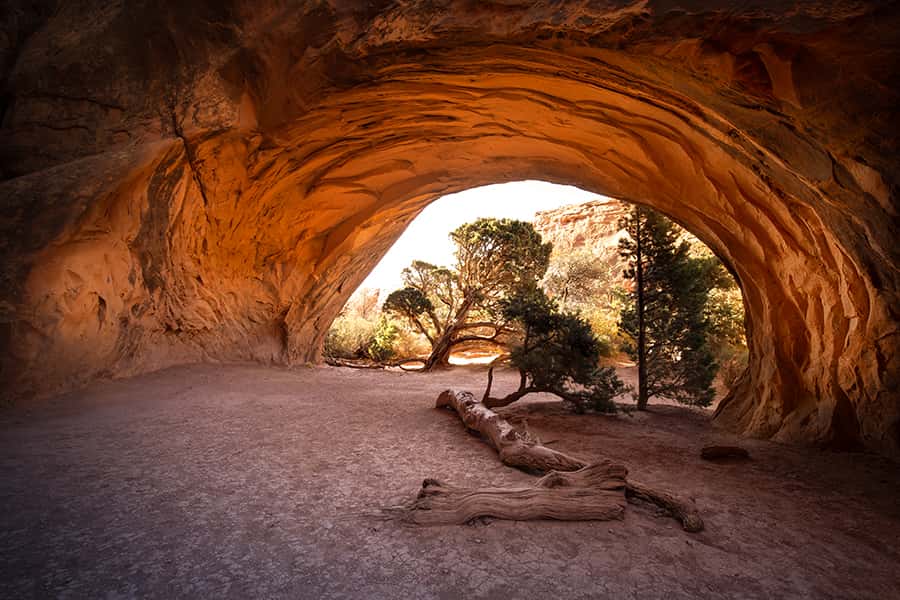 Der Blick in eine Höhle im Arches Nationalpark in Utah