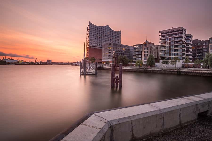 Gebäude in Hamburg am Wasser bei Sonnenuntergang
