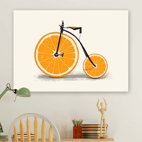 Ein Fahrrad mit Orangenscheiben als Räder in einem Raummilieu
