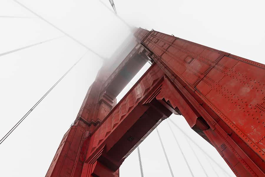 Die Golden Gate Bridge Pfeiler verschwinden im Nebel