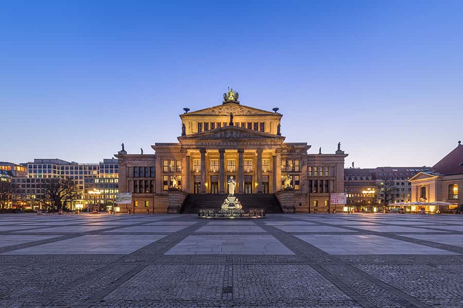 Blick über den Platz auf das Konzerthaus in Berlin