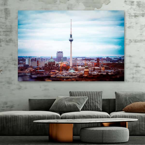 Blick über Berlin mit dem Fernsehturm um Mittelpunkt in einem Raummilieu