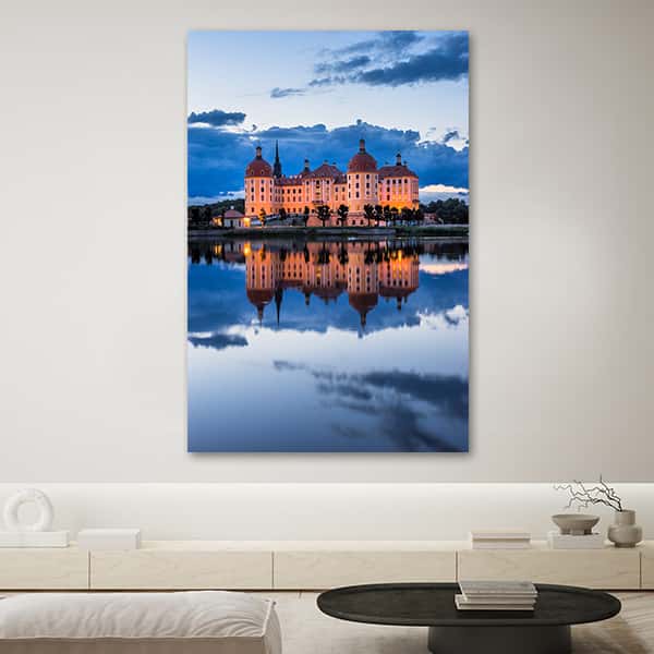 Das Schloss Moritzberg spiegelt sich im See in einem Raummilieu