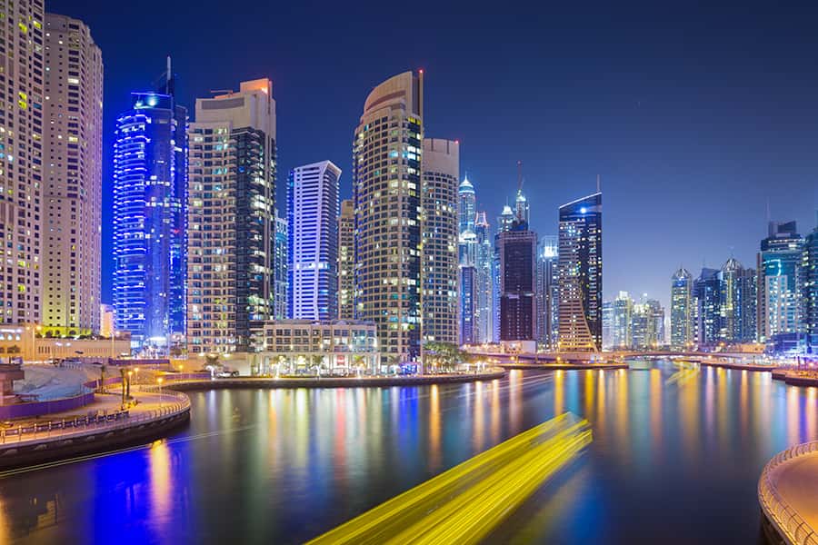Die bunten farben der genäude im Hafen von Dubai spiegeln sich im Wasser