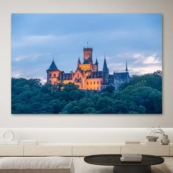 Das Schloss Marienburg über den Wipfeln des Marienberges in einem Raummilieu