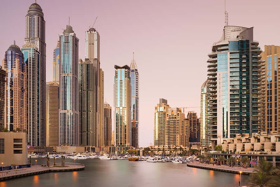 Blick auf den Hafen in Dubai der umgeben ist von großen Wolkenkratzern