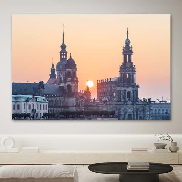 Blick auf Dresdener Oberlandesgericht, Residenzschloss und Hofkirche in einem Raummilieu