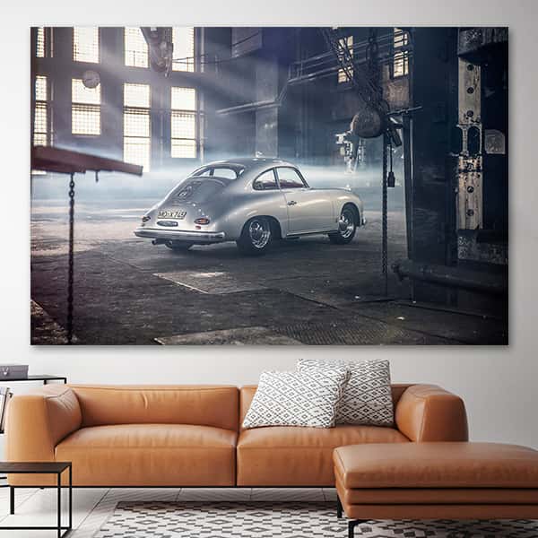 Rückansicht eines Porsches 356 in silbergrauin einer alten Schmiedehalle in einem Raummilieu