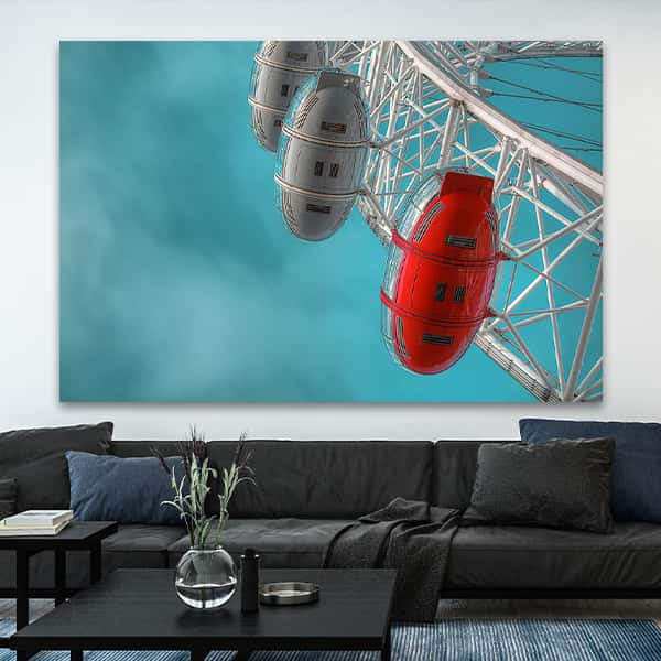 Blick von unten auf rote und graue Gondeln des Riesenrad London Eye in einem Raummilieu