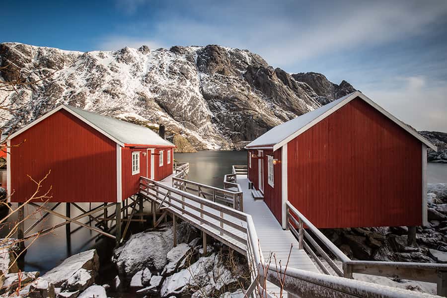 Zwei rote Fischerhütten auf den lofoten in Norwegen