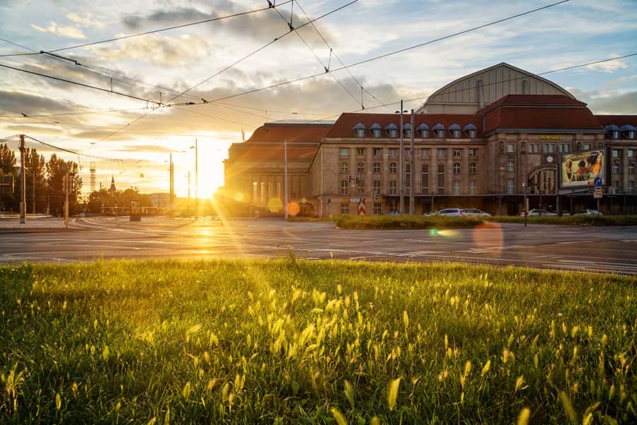 Ein Sonnenuntergang in Leipzig bei einer Wiese neben einem Gebäude