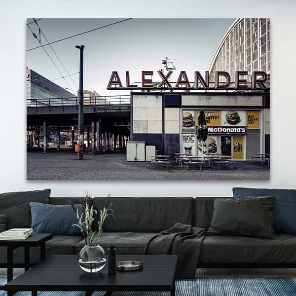 Schriftzug Alexanderplatz über einem Kiosk Filiale in Berlin in einem Raummilieu