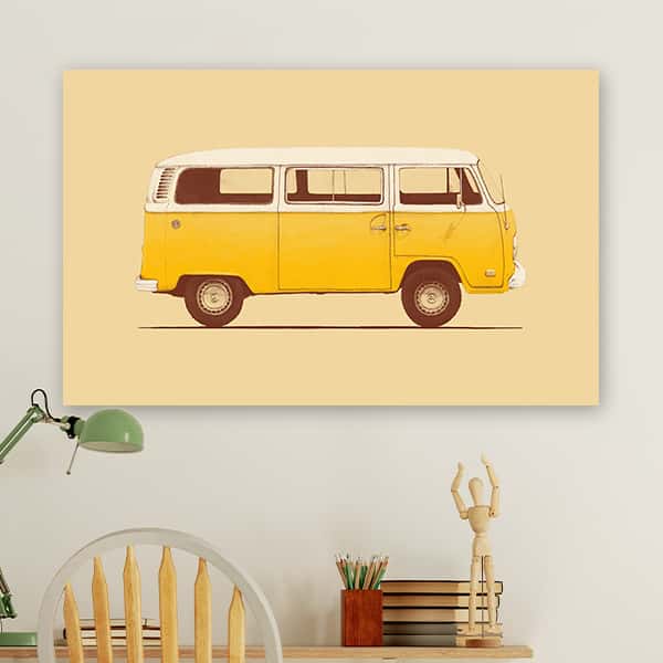Ein Gelb Weißer Vintage Van in einem Raummilieu