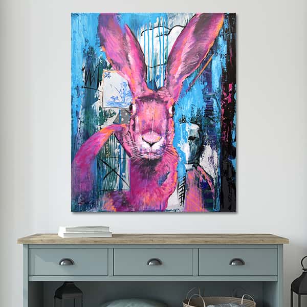 Ein roser Hase vor blauem Hintergrund mit Delft Fliese in einem Raummilieu