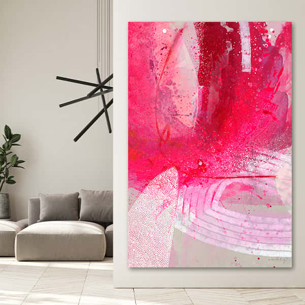 Verschieden intensive pink Töne auf einem grauen Hintergrund in einem Raummilieu