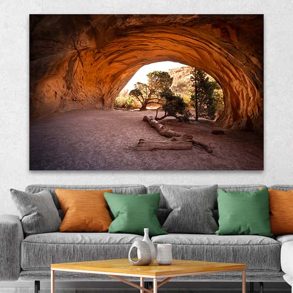 Der Blick in eine Höhle im Arches Nationalpark in Utah in einem Raummilieu