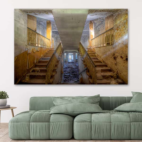 Das Treppenhaus eines verlassenen Sanatorium im Harz in einem Raummilieu