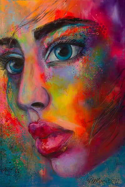 Ein farbenfrohes gemaltes Gesicht einer Frau 