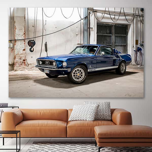 Ein Ford Mustang GT 350 in blau steht in alter Industriehalle in einem Raummilieu