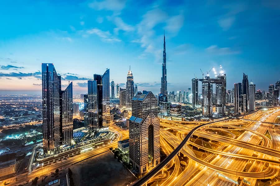 Erhellte Straßen schlängeln sich durch die Wolkenkratzer in Dubai 