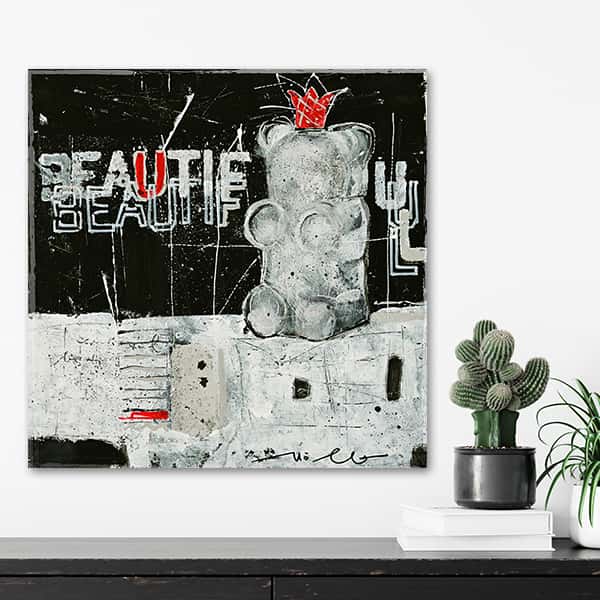 Ein Gummibär vor einem schwarz grauen Hintergrund mit der Aufschrift Beautiful in einem Raummilieu