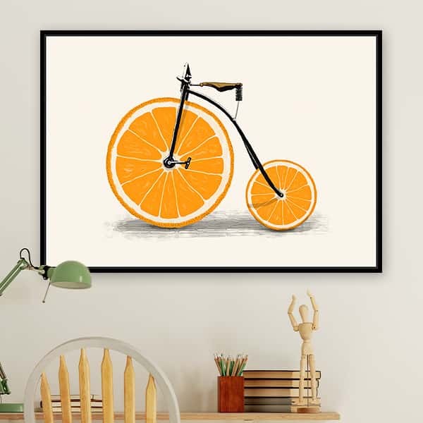 Ein Fahrrad mit Orangenscheiben als Räder in einem schwarzen Schattenfugenrahmen in einem Raummilieu