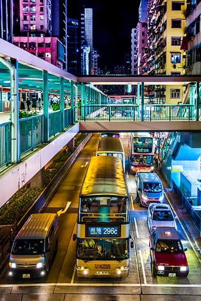 Eine bunt erleuchtete Straße in Kowloon bei Nacht