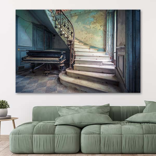 Ein Klavier neben einer Treppe einer verlassenen Villa in einem Raummilieu