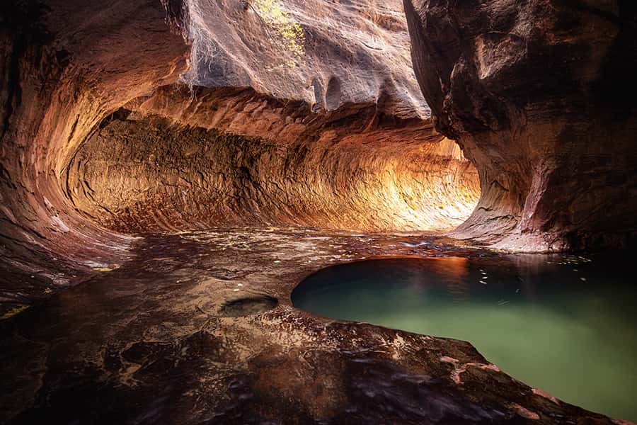 Ein kleiner See in einer Höhle im Zion-Nationalpark in Utah