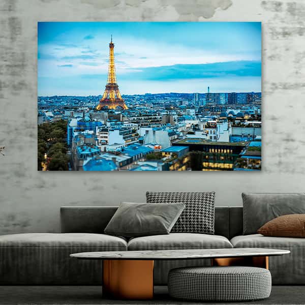 Eiffelturm in Paris umgeben von mehreren Gebäuden und ein blauer Schimmer in einem Raummilieu