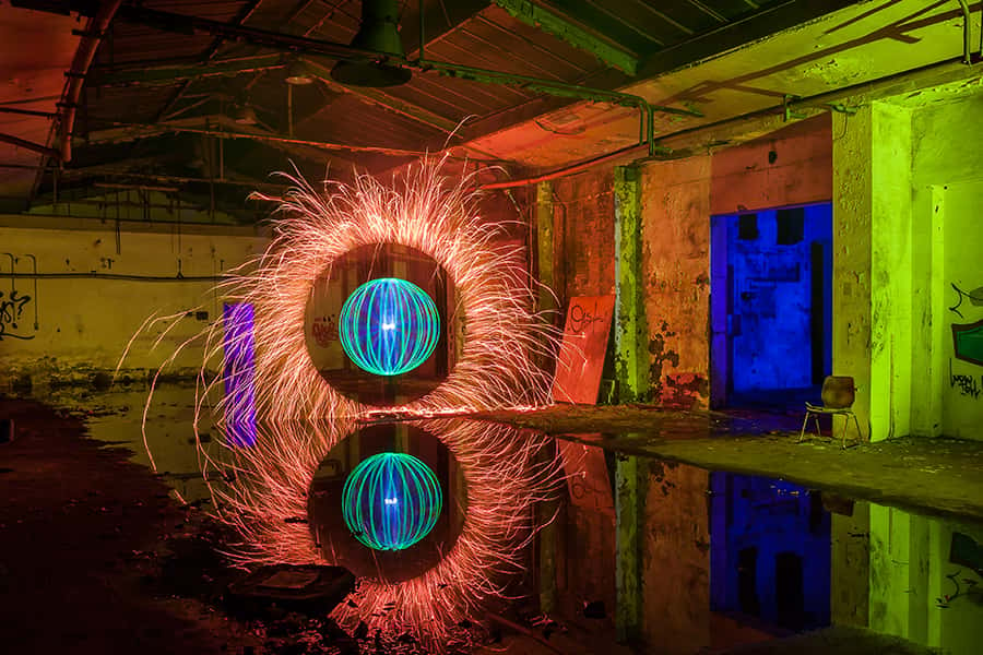 Eine blaue Lichtkugel und drumherum eine rote Lichtspirale in einer Fabrik