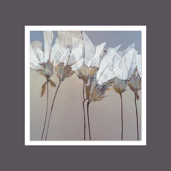 Auf dem grau und blauen Hintergrund erstrecken sich Blumen mit weißen Blüten in einem anthrazit Passepartout 2