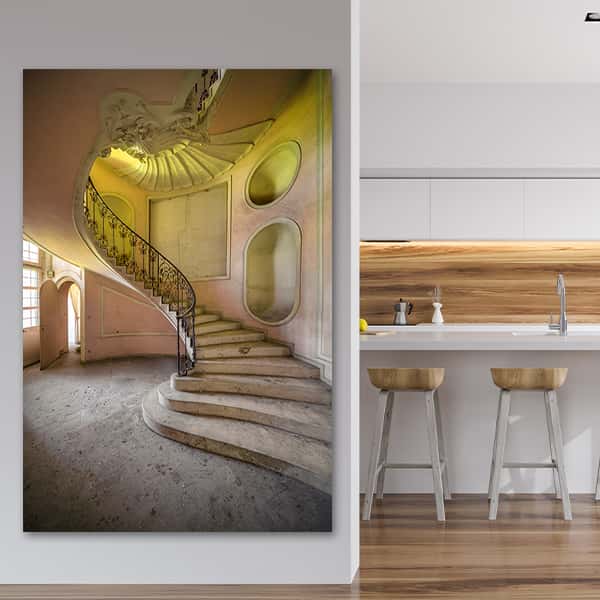 Der Treppenaufgang einer verlassenen Villa in einem Raummilieu