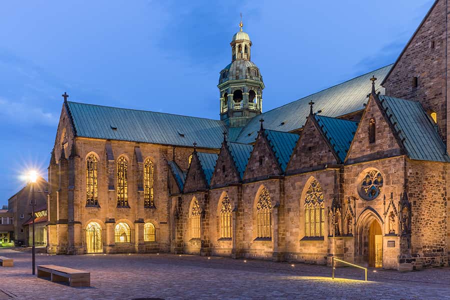Der Hildesheimer Dom wird zur Abendstunde iluminiert