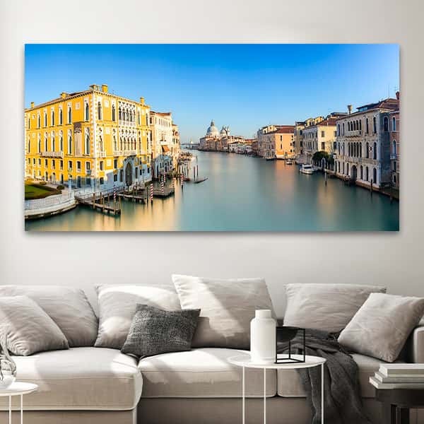 Eine Seestraße in Venedig mit strahlend blauem Himmel in einem Raummilieu
