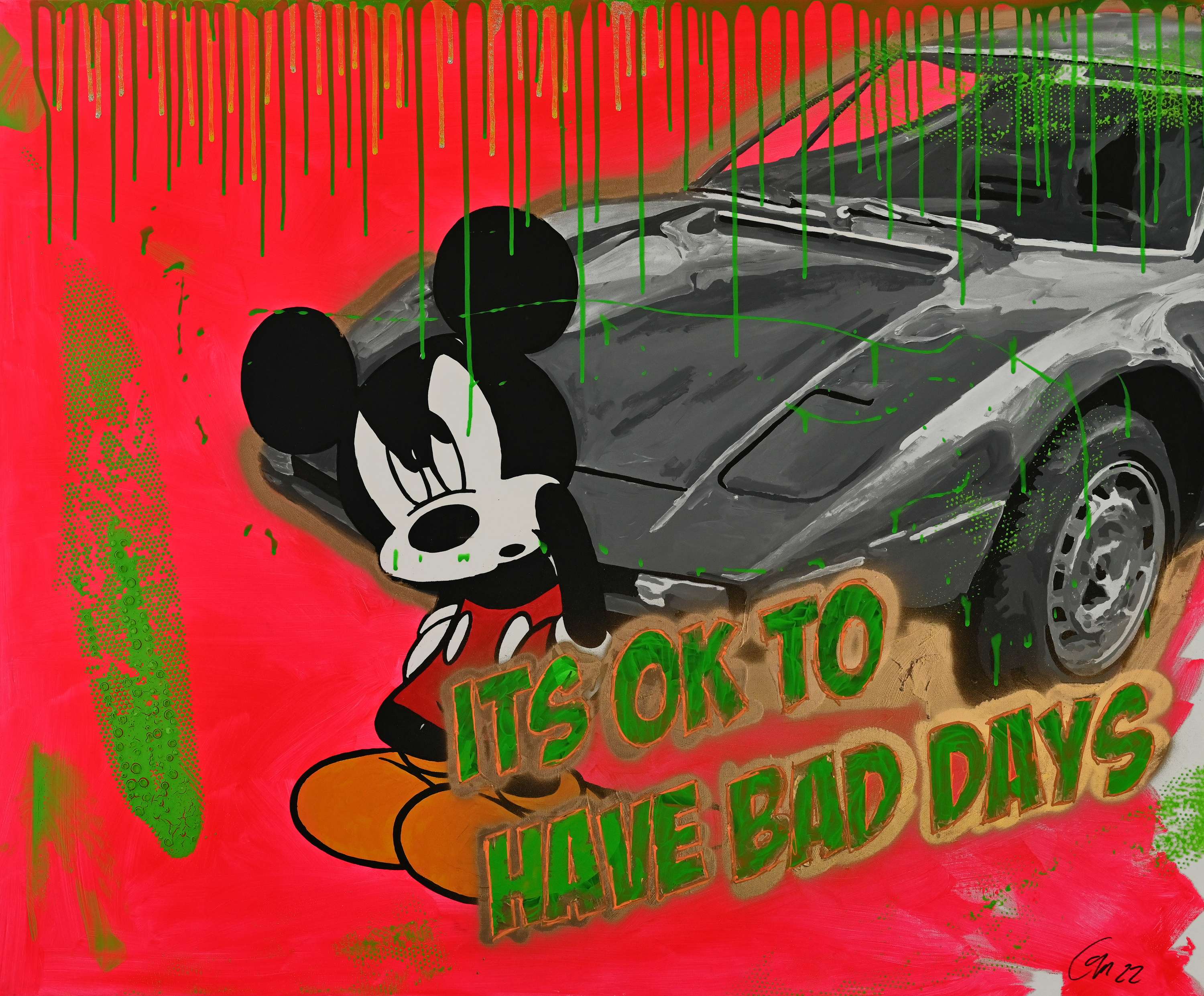 Eine bekannte Maus steht vor einem schwarzweißen Rennwagen