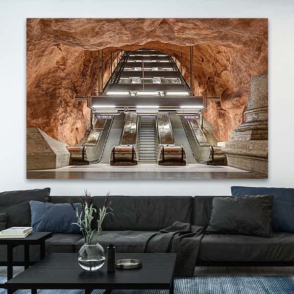 Unterirdische U-Bahn Station mit Blick auf Erde in Schweden in einem Raummilieu